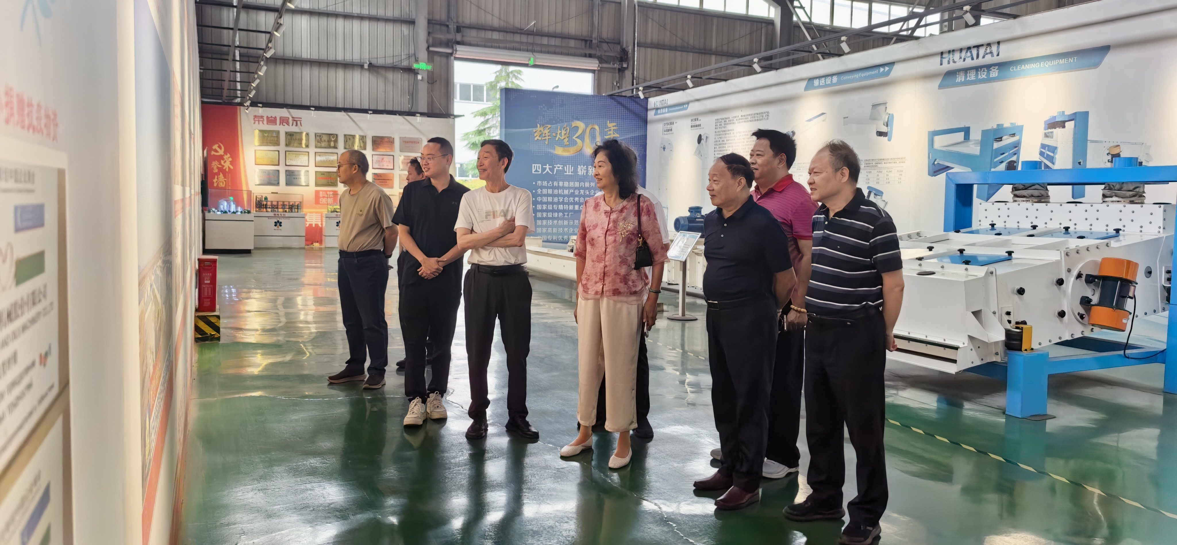 Former State Grain Administration Deputy Director Zhang Guifeng visiting Huatai Intelligent Equipment Group